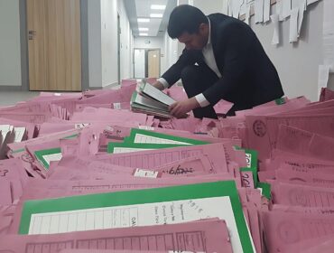 İcra avukatı, icra takibi dosyaları arasında inceleme yaparken.